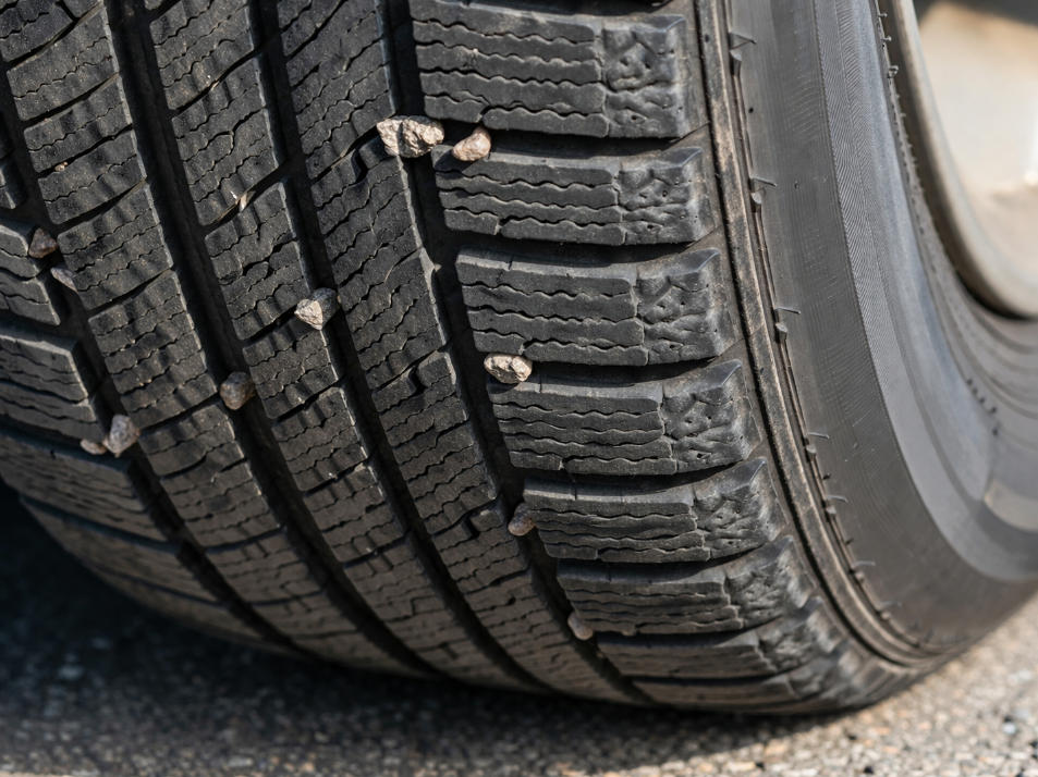 轮胎夹石子或扎钉子怎么办？安全处理方法详解